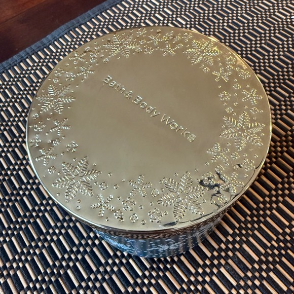 Bath Body Works Sweater Weather 3-Wick Scented Candle 14.5oz Snowflake Jar Teal - Picture 2 of 5